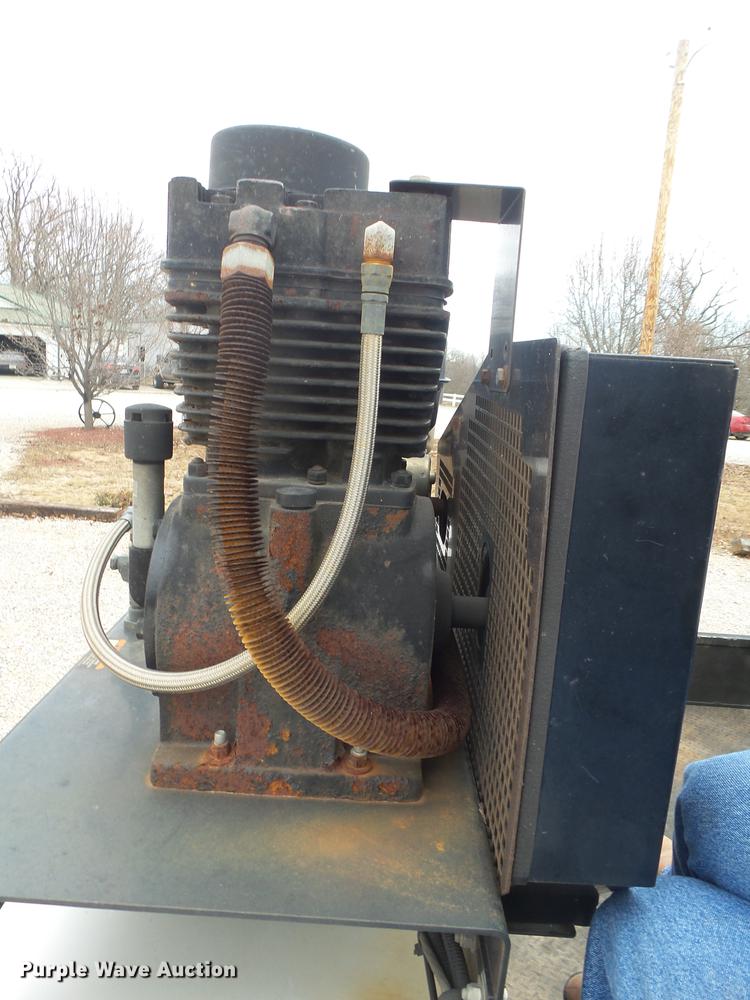 image for item DB7332 2011 Ford F550 service truck