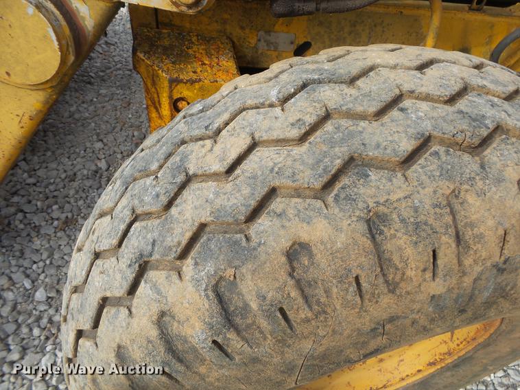 image for item DB7334 1986 John Deere 410C backhoe