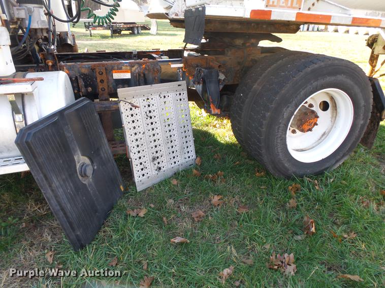 image for item DB7335 2004 Sterling 9500 semi truck