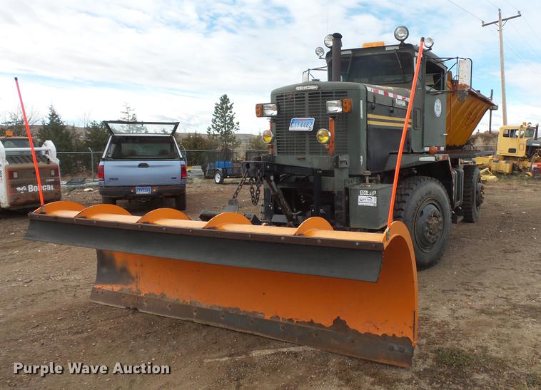 image for item DB8036 1988 Oshkosh T2206 flatbed truck