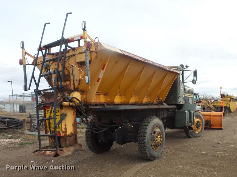 image for item DB8036 1988 Oshkosh T2206 flatbed truck