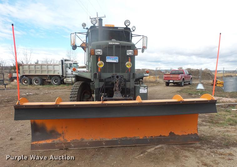 image for item DB8036 1988 Oshkosh T2206 flatbed truck