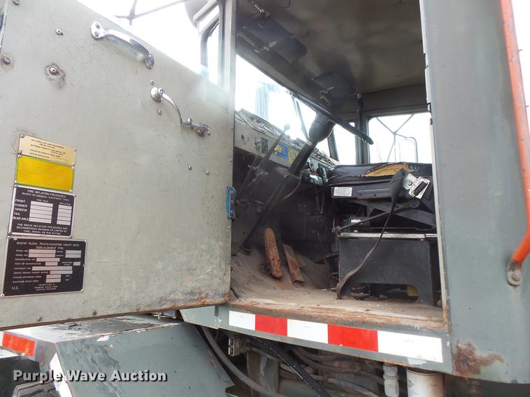 image for item DB8036 1988 Oshkosh T2206 flatbed truck