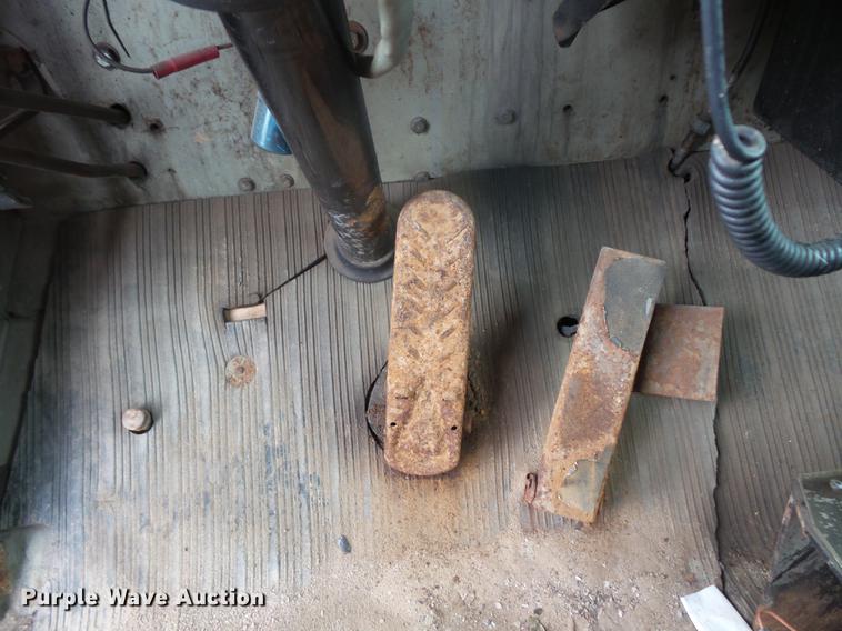 image for item DB8036 1988 Oshkosh T2206 flatbed truck