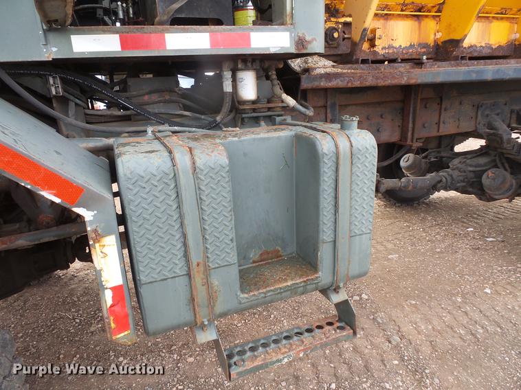 image for item DB8036 1988 Oshkosh T2206 flatbed truck