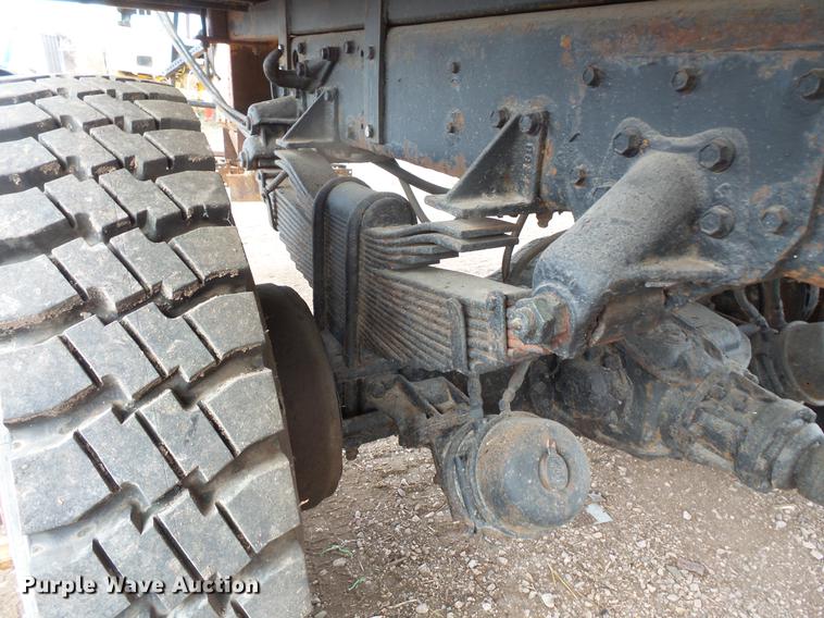 image for item DB8036 1988 Oshkosh T2206 flatbed truck