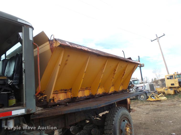 image for item DB8036 1988 Oshkosh T2206 flatbed truck