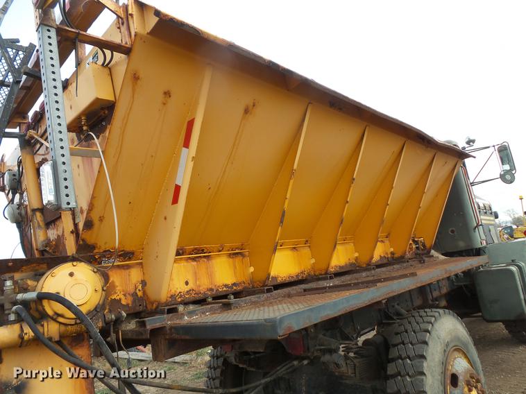 image for item DB8036 1988 Oshkosh T2206 flatbed truck