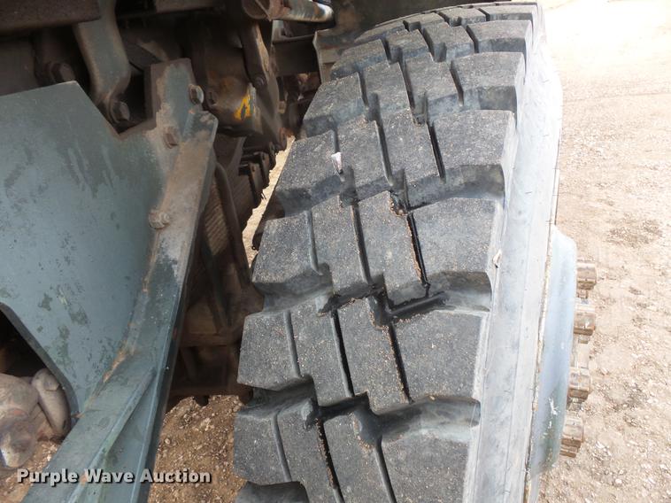 image for item DB8036 1988 Oshkosh T2206 flatbed truck