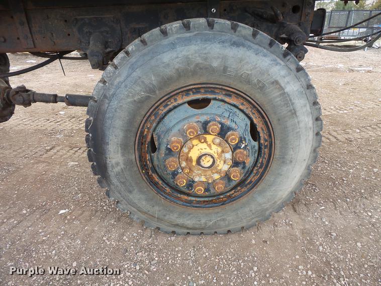 image for item DB8036 1988 Oshkosh T2206 flatbed truck