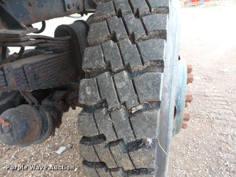 image for item DB8036 1988 Oshkosh T2206 flatbed truck