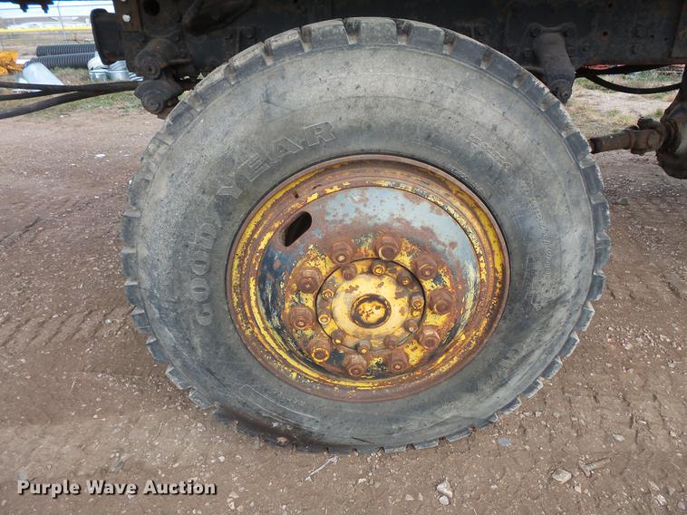 image for item DB8036 1988 Oshkosh T2206 flatbed truck