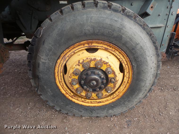 image for item DB8036 1988 Oshkosh T2206 flatbed truck