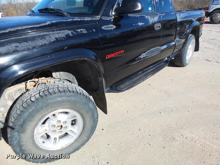 image for item DB9872 1999 Dodge Dakota Club Cab pickup truck