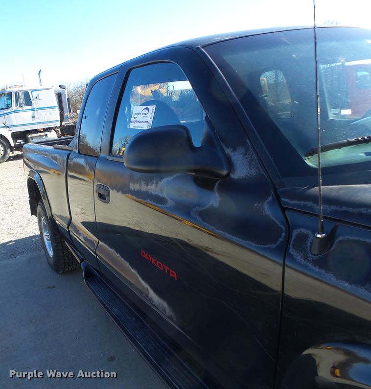 image for item DB9872 1999 Dodge Dakota Club Cab pickup truck