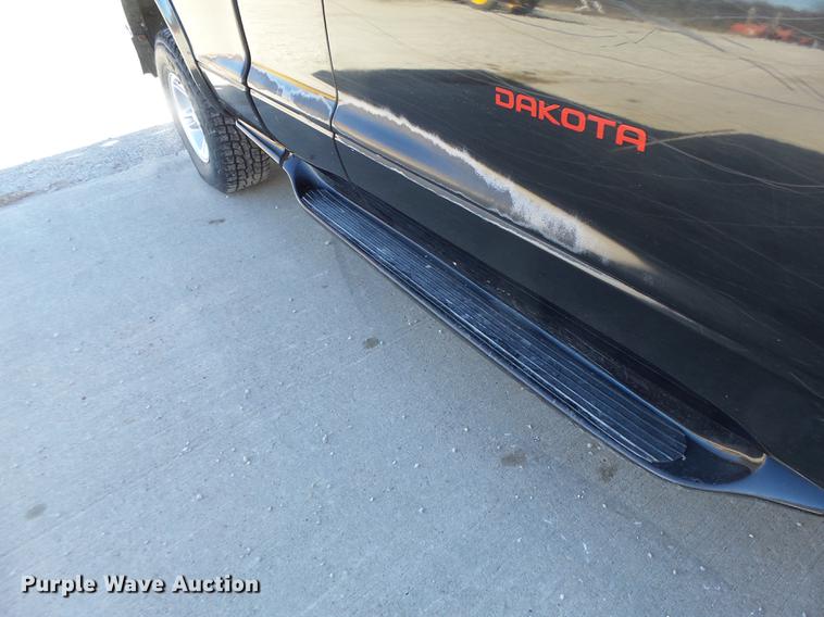 image for item DB9872 1999 Dodge Dakota Club Cab pickup truck