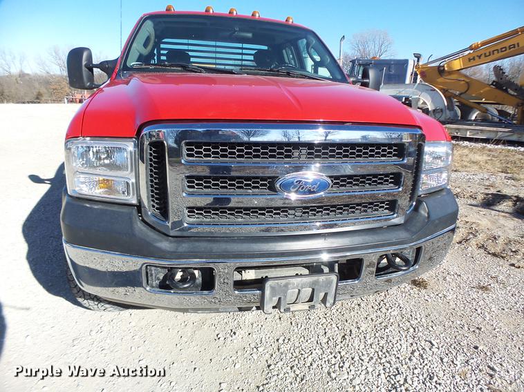 image for item DB9874 2006 Ford F350 Super Duty SuperCab flatbed pickup truck