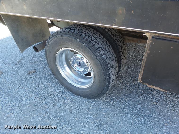 image for item DB9874 2006 Ford F350 Super Duty SuperCab flatbed pickup truck