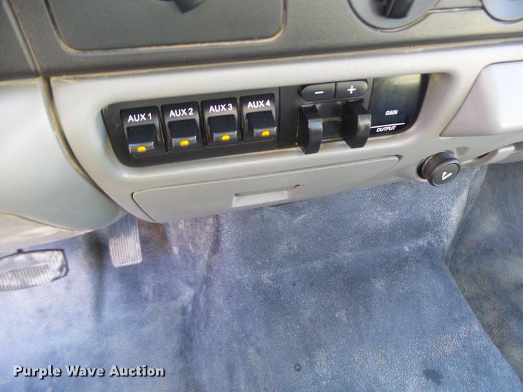 image for item DB9874 2006 Ford F350 Super Duty SuperCab flatbed pickup truck