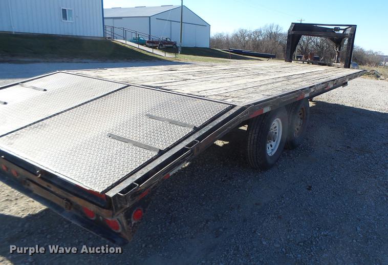 image for item DB9875 2001 Childers flatbed trailer