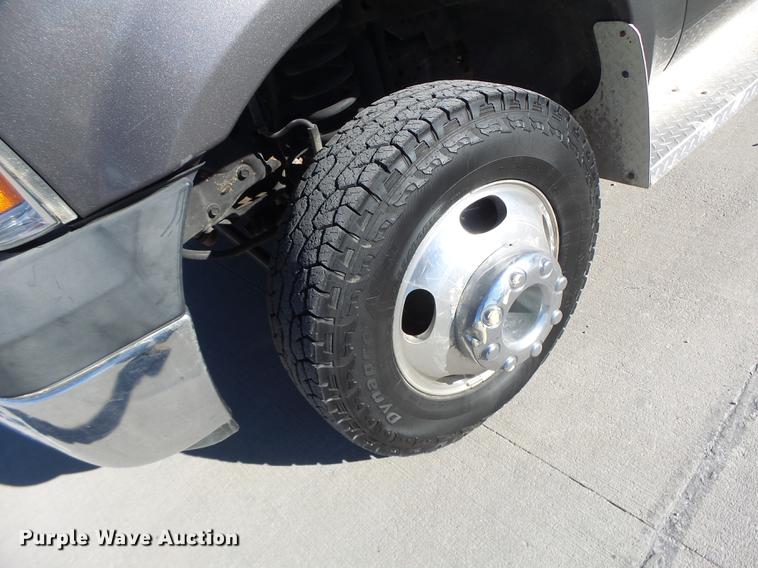 image for item DB9888 2006 Ford F350 Super Duty flatbed pickup truck