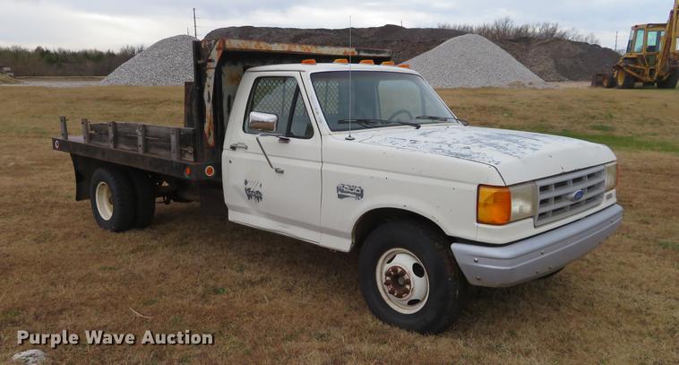 image for item DC0775 1991 Ford F350 flatbed pickup truck