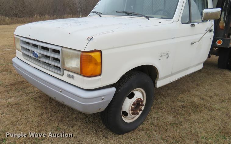 image for item DC0775 1991 Ford F350 flatbed pickup truck