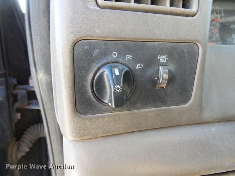 image for item DC1130 2000 Ford F350 Super Duty Crew Cab pickup truck