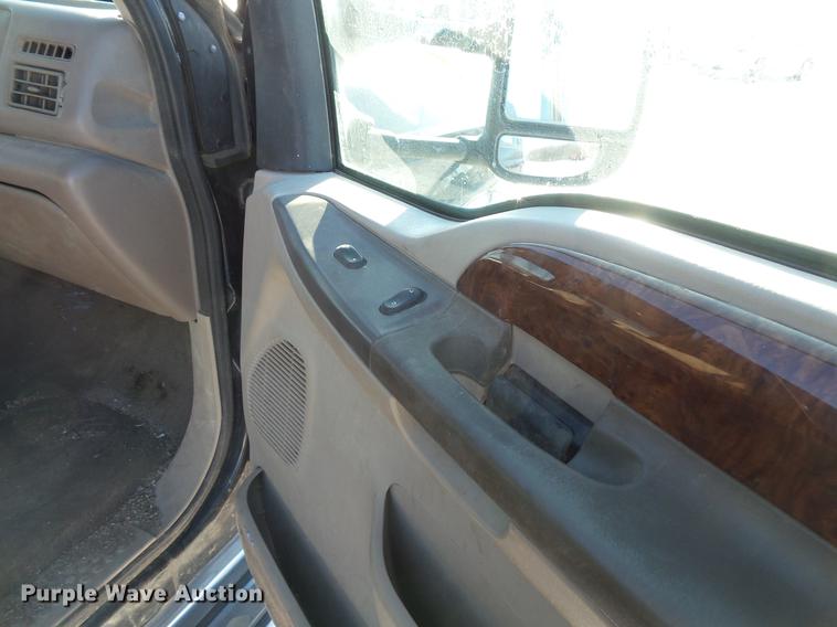 image for item DC1130 2000 Ford F350 Super Duty Crew Cab pickup truck