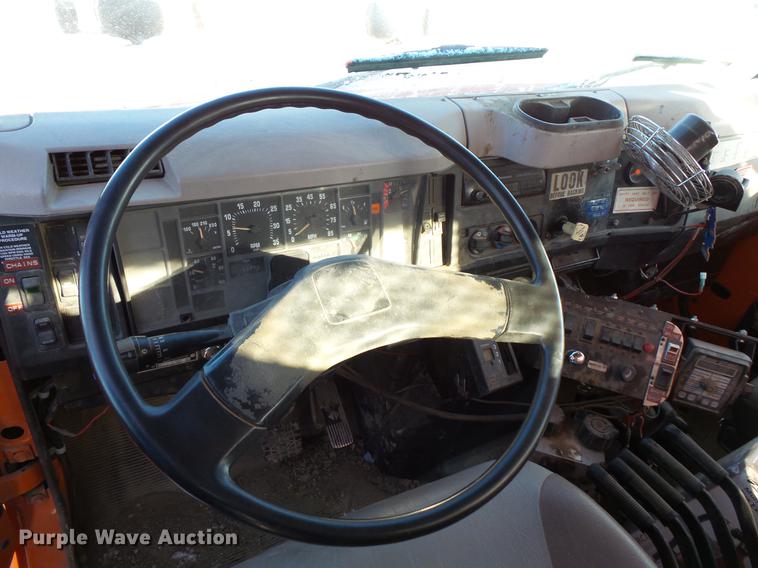 image for item DC1131 1998 International 4900 dump truck