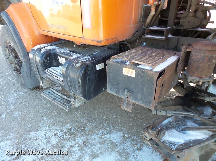 image for item DC1131 1998 International 4900 dump truck