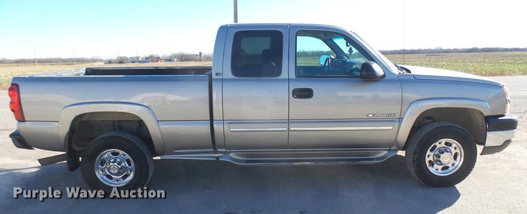 image for item DC1906 2003 Chevrolet Silverado 2500HD Ext. Cab pickup truck
