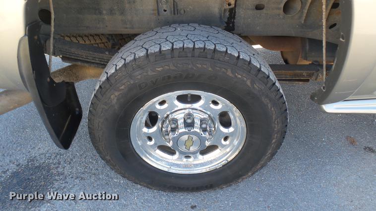 image for item DC1906 2003 Chevrolet Silverado 2500HD Ext. Cab pickup truck