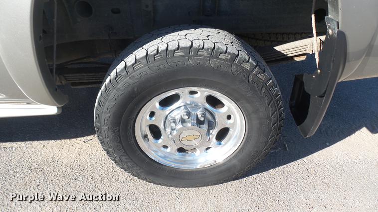 image for item DC1906 2003 Chevrolet Silverado 2500HD Ext. Cab pickup truck