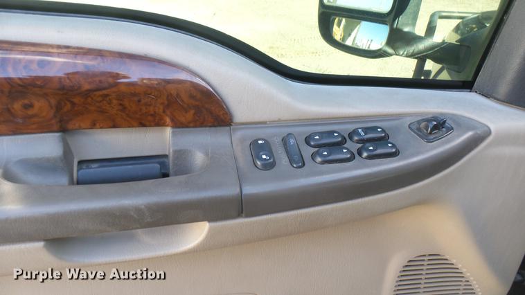 image for item DC1947 2002 Ford F350 Super Duty Crew Cab pickup truck