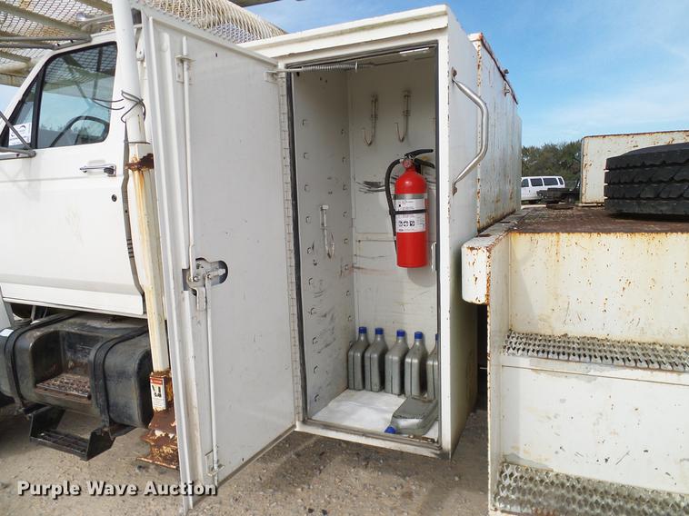 image for item DC2200 1996 Ford F8000 bucket truck