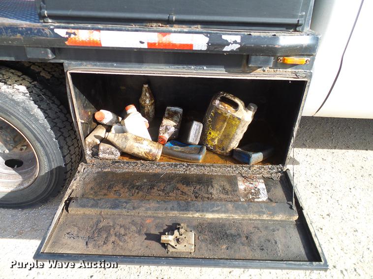 image for item DC2201 2004 Ford F550 Crew Cab flatbed truck