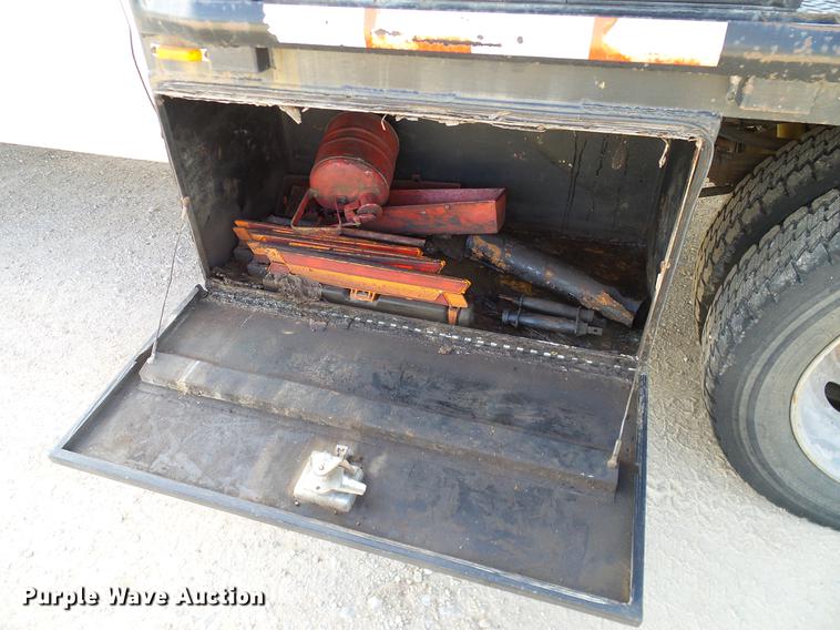 image for item DC2201 2004 Ford F550 Crew Cab flatbed truck