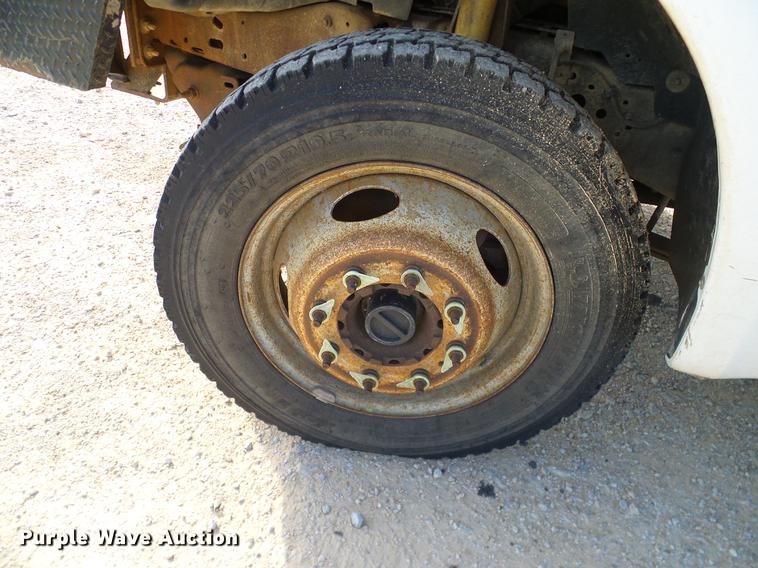 image for item DC2201 2004 Ford F550 Crew Cab flatbed truck