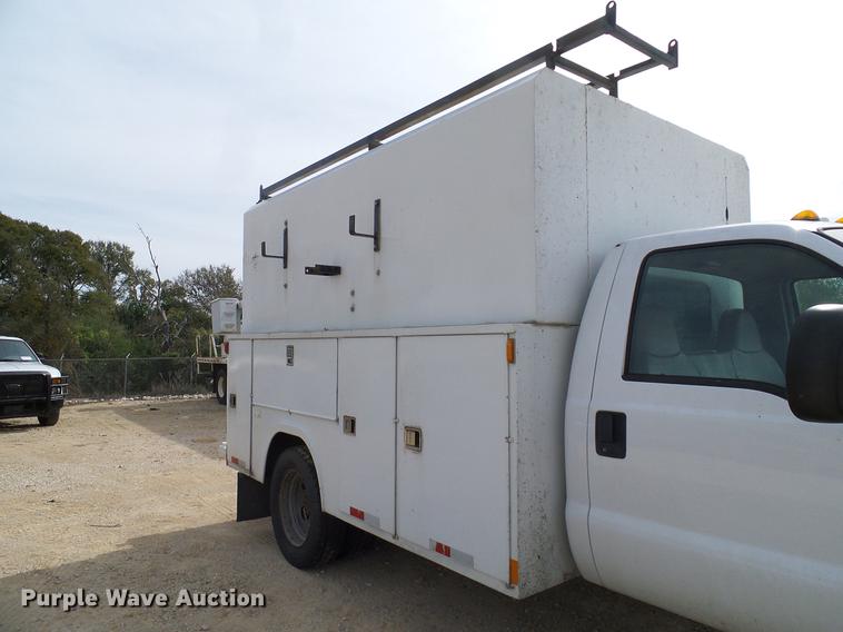 image for item DC2204 2002 Ford F550 utility truck