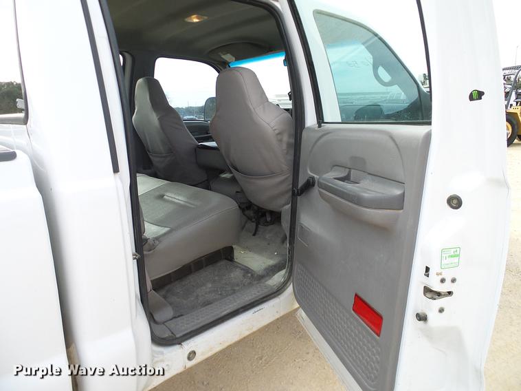 image for item DC2205 2000 Ford F350 Super Duty Crew Cab pickup truck