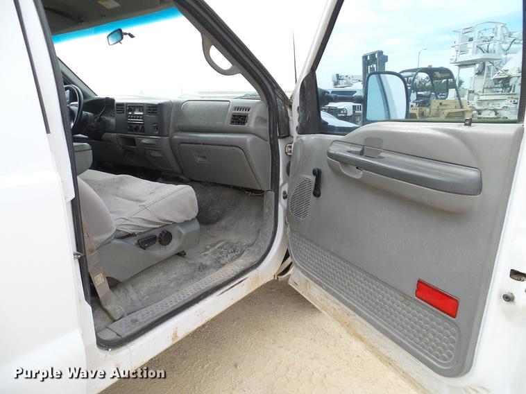 image for item DC2205 2000 Ford F350 Super Duty Crew Cab pickup truck