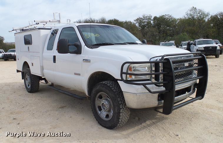 image for item DC2206 2006 Ford F350 Super Duty SuperCab utility bed pickup truck
