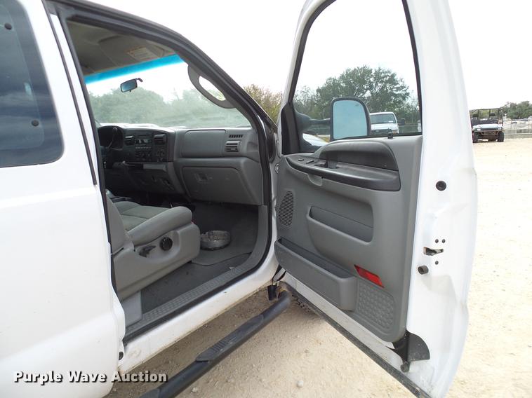 image for item DC2206 2006 Ford F350 Super Duty SuperCab utility bed pickup truck