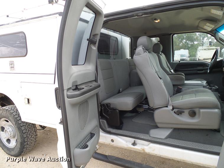 image for item DC2206 2006 Ford F350 Super Duty SuperCab utility bed pickup truck