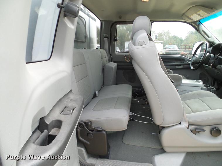 image for item DC2206 2006 Ford F350 Super Duty SuperCab utility bed pickup truck