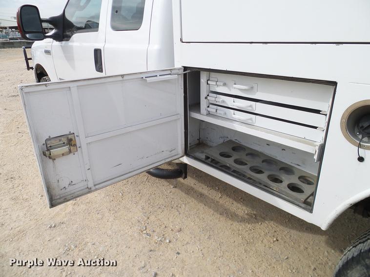 image for item DC2206 2006 Ford F350 Super Duty SuperCab utility bed pickup truck