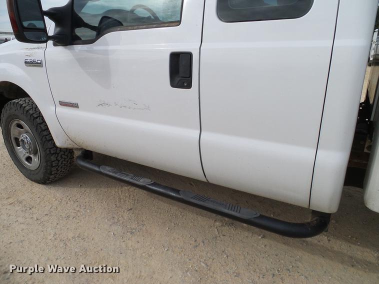 image for item DC2206 2006 Ford F350 Super Duty SuperCab utility bed pickup truck