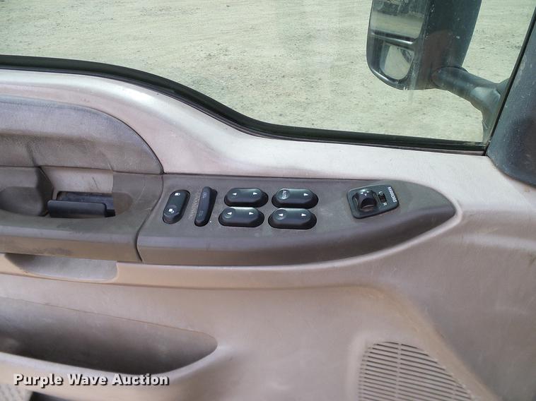 image for item DC2207 2004 Ford F350 Super Duty Crew Cab pickup truck