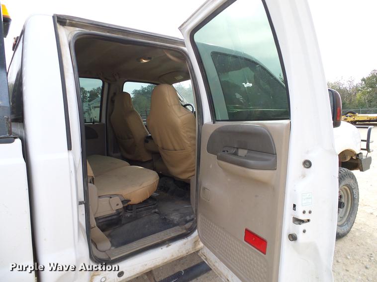 image for item DC2207 2004 Ford F350 Super Duty Crew Cab pickup truck